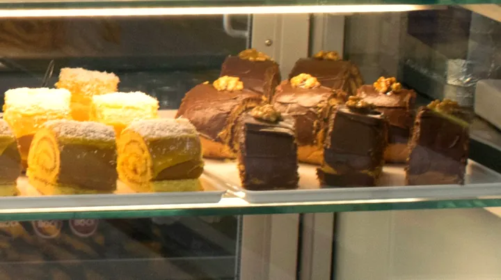 Tortas e fatias de bolo de chocolate e de coco